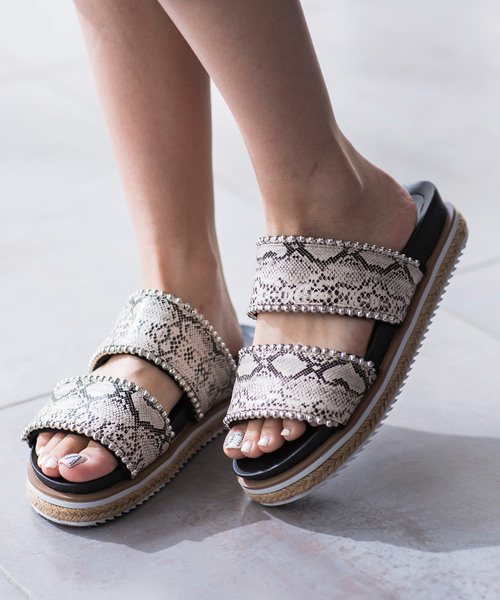 KOBE LETTUCE（コウベレタス）の「クロスor2ベルトデザインチェーン厚底サンダル（サンダル・レディース・ブラック/パイソン/ブラック系その他/その他/ホワイト/キャメル/ホワイト系その他/モカ・L/LL/M/S）」の17枚目の写真