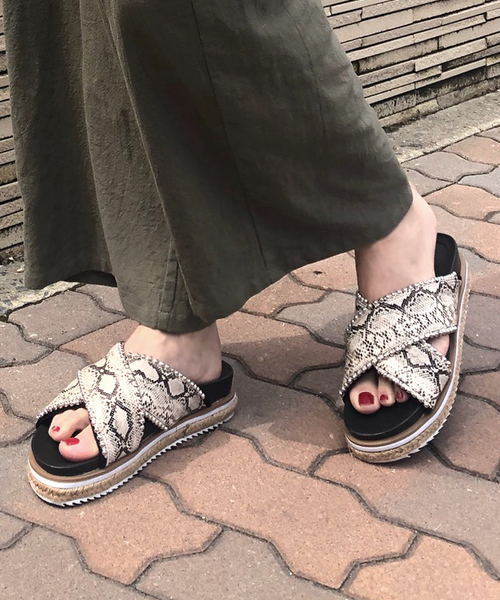 KOBE LETTUCE（コウベレタス）の「クロスor2ベルトデザインチェーン厚底サンダル（サンダル・レディース・ブラック/パイソン/ブラック系その他/その他/ホワイト/キャメル/ホワイト系その他/モカ・L/LL/M/S）」の14枚目の写真