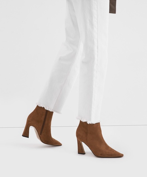 CHARLES & KEITH（チャールズ & キース）の「スカルプチャーヒール テクスチャードアンクルブーツ / Sculptural Heel Textured Ankle Boots（ブーツ・レディース・ブラック/セージグリーン/ブラウン系その他・22.5cm/23cm/23.5cm/24.5cm/25cm/25.5cm）」の9枚目の写真