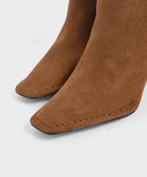 CHARLES & KEITH（チャールズ & キース）の「スカルプチャーヒール テクスチャードアンクルブーツ / Sculptural Heel Textured Ankle Boots（ブーツ・レディース・ブラック/セージグリーン/ブラウン系その他・22.5cm/23cm/23.5cm/24.5cm/25cm/25.5cm）」の11枚目の写真