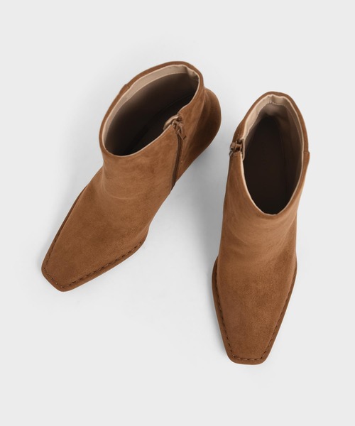 CHARLES & KEITH（チャールズ & キース）の「スカルプチャーヒール テクスチャードアンクルブーツ / Sculptural Heel Textured Ankle Boots（ブーツ・レディース・ブラック/セージグリーン/ブラウン系その他・22.5cm/23cm/23.5cm/24.5cm/25cm/25.5cm）」の12枚目の写真