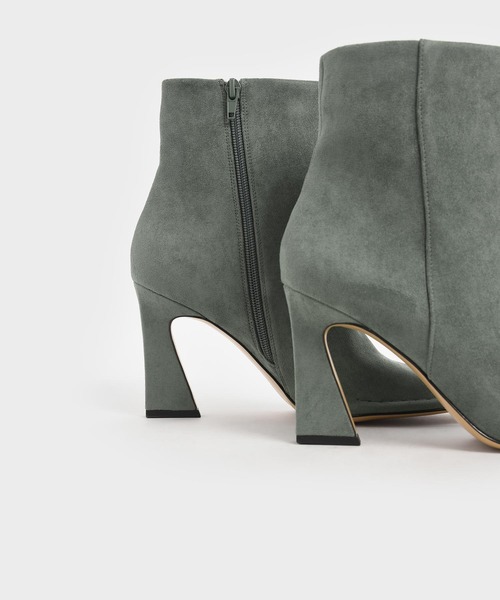 CHARLES & KEITH（チャールズ & キース）の「スカルプチャーヒール テクスチャードアンクルブーツ / Sculptural Heel Textured Ankle Boots（ブーツ・レディース・ブラック/セージグリーン/ブラウン系その他・22.5cm/23cm/23.5cm/24.5cm/25cm/25.5cm）」の16枚目の写真