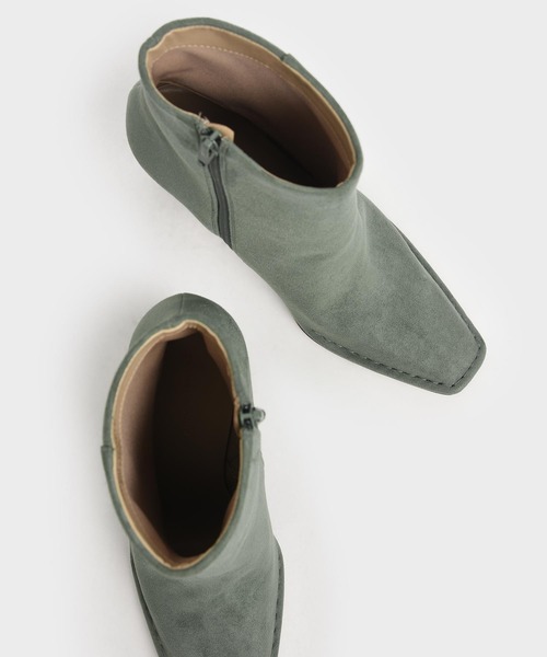 CHARLES & KEITH（チャールズ & キース）の「スカルプチャーヒール テクスチャードアンクルブーツ / Sculptural Heel Textured Ankle Boots（ブーツ・レディース・ブラック/セージグリーン/ブラウン系その他・22.5cm/23cm/23.5cm/24.5cm/25cm/25.5cm）」の17枚目の写真