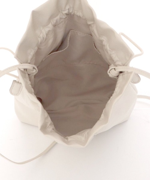 archives（アルシーヴ）の「合皮巾着BAG（ショルダーバッグ・レディース・アイボリー/ブラック/ベージュ・MEDIUM）」の5枚目の写真