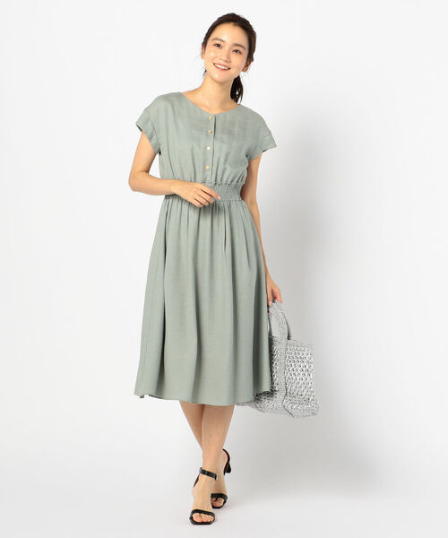NOLLEY’S（ノーリーズ）の「[新色追加]麻調合繊シャーリングワンピース（ワンピース・レディース・ライトパープル/グレイッシュベージュ/グレイッシュブルー/イエロー/チャコールグレー/オリーブ・38/36）」の18枚目の写真