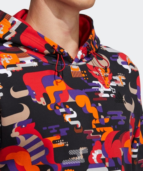 【adidas】ユニセックス◇CNY GRAPHIC スウェットシャツ adidas(アディダス)の「CNY グラフィック スウェット [CNY