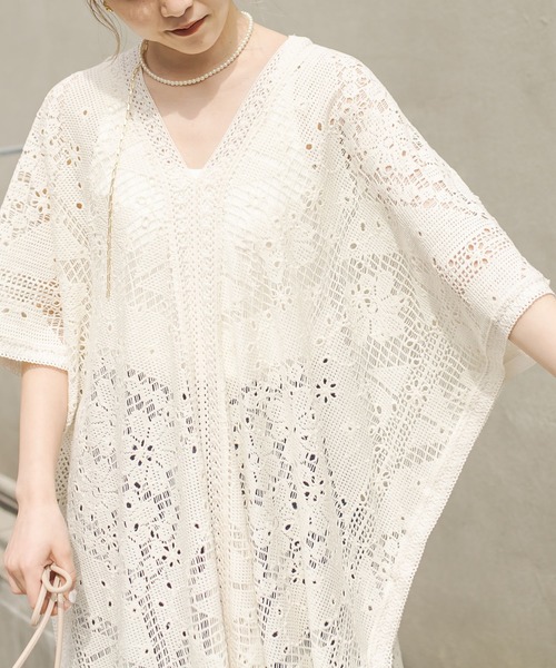 CAPRICIEUX LE'MAGE（カプリシューレマージュ）の「刺繍レースポンチョワンピース（ワンピース・レディース・オフホワイト/ブラック・FREE）」の2枚目の写真