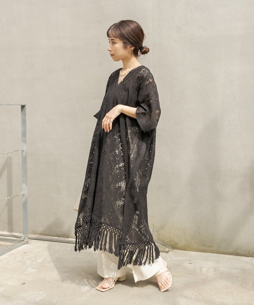 CAPRICIEUX LE'MAGE（カプリシューレマージュ）の「刺繍レースポンチョワンピース（ワンピース・レディース・オフホワイト/ブラック・FREE）」の13枚目の写真