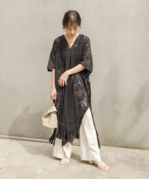 CAPRICIEUX LE'MAGE（カプリシューレマージュ）の「刺繍レースポンチョワンピース（ワンピース・レディース・オフホワイト/ブラック・FREE）」の4枚目の写真