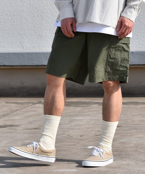 SHIPS any(シップス エニィ)の「SHIPS any: 6ポケット ワイド イージー カーゴ ショーツ◇(カーゴパンツ・メンズ・カーキ/キャメル/オリーブ/ネイビー・MEDIUM/LARGE/SMALL)」の2枚目の写真