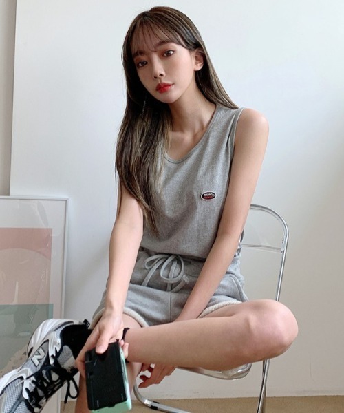 muahmuah(ムーアムーア)の「『muah muah/ムーアムーア』SIGNATURE WAPPEN SLEEVELESS/ワッペン スリーブレス トレーニングタンクトップ(タンクトップ・レディース・ブラック/グレー/ライトブルー/アイボリー・FREE)」の3枚目の写真