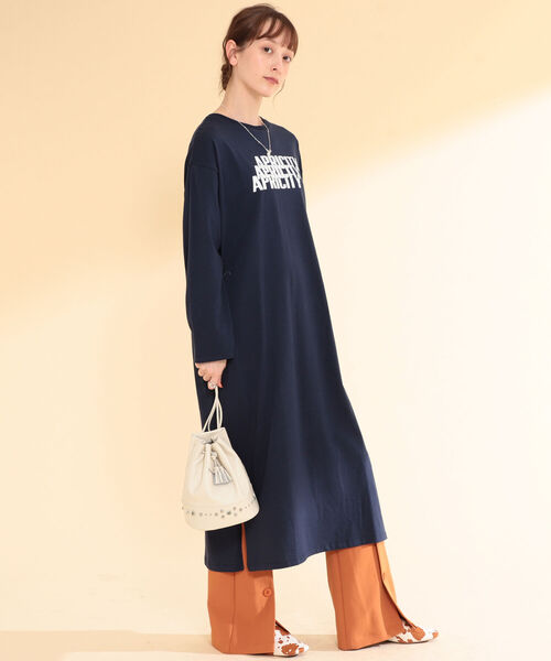 Ray BEAMS（レイビームス）の「BEAURE × Ray BEAMS / 別注 スタッズ 巾着 バッグ（ショルダーバッグ・レディース・ブラック/オフホワイト・ONE SIZE）」の3枚目の写真