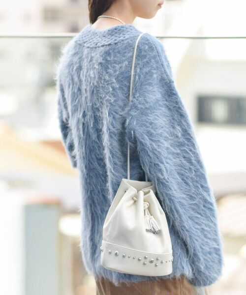 Ray BEAMS（レイビームス）の「BEAURE × Ray BEAMS / 別注 スタッズ 巾着 バッグ（ショルダーバッグ・レディース・ブラック/オフホワイト・ONE SIZE）」の5枚目の写真