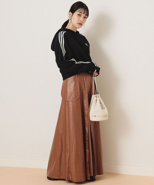 Ray BEAMS（レイビームス）の「BEAURE × Ray BEAMS / 別注 スタッズ 巾着 バッグ（ショルダーバッグ・レディース・ブラック/オフホワイト・ONE SIZE）」の9枚目の写真