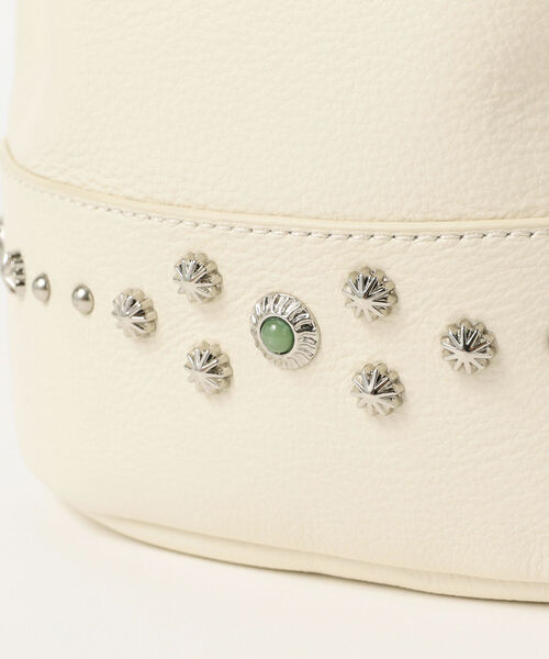 Ray BEAMS（レイビームス）の「BEAURE × Ray BEAMS / 別注 スタッズ 巾着 バッグ（ショルダーバッグ・レディース・ブラック/オフホワイト・ONE SIZE）」の11枚目の写真