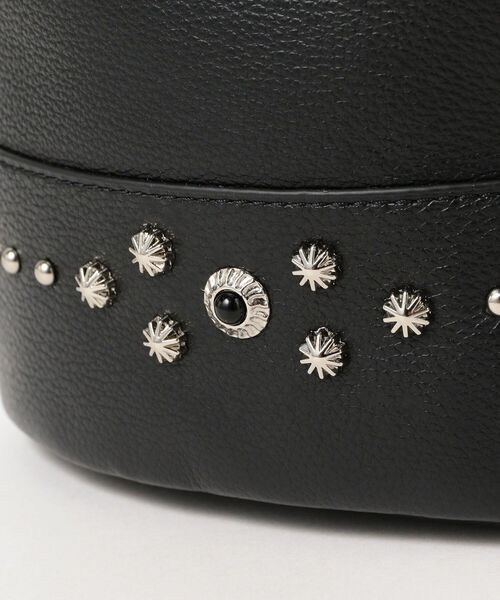 Ray BEAMS（レイビームス）の「BEAURE × Ray BEAMS / 別注 スタッズ 巾着 バッグ（ショルダーバッグ・レディース・ブラック/オフホワイト・ONE SIZE）」の16枚目の写真
