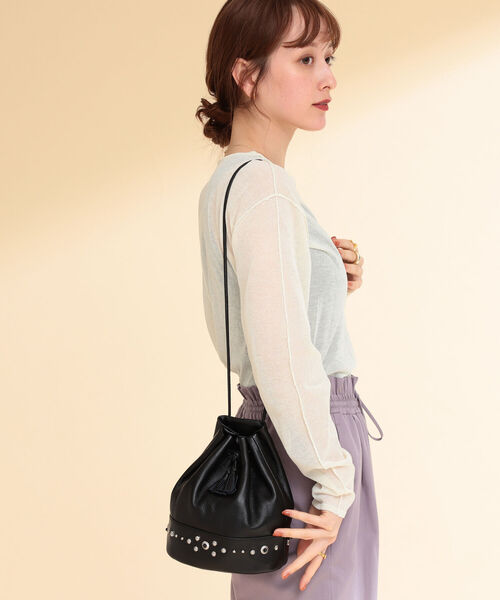 Ray BEAMS（レイビームス）の「BEAURE × Ray BEAMS / 別注 スタッズ 巾着 バッグ（ショルダーバッグ・レディース・ブラック/オフホワイト・ONE SIZE）」の22枚目の写真