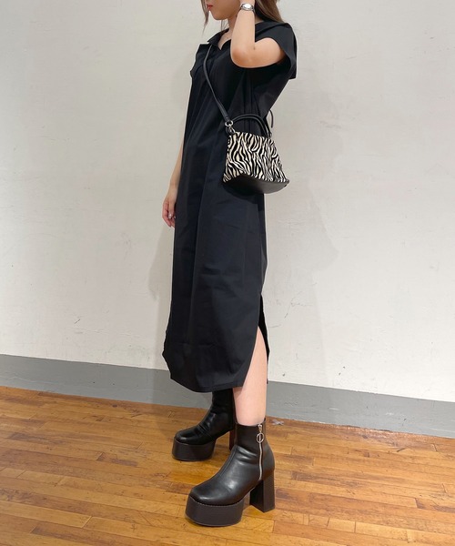 RASVOA(ラスボア)の「ケープカラーロングシャツワンピース(シャツワンピース・レディース・ブラック/オフホワイト・FREE)」の6枚目の写真