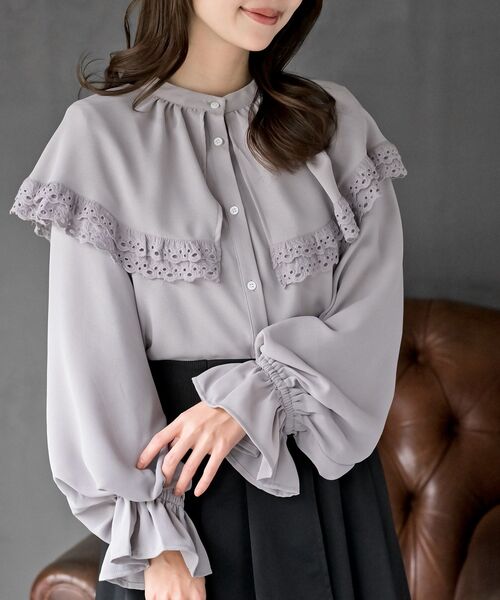 rps（アールピーエス）の「ケープ衿キャンディー袖ブラウス（シャツ/ブラウス・レディース・オフホワイト/サックスブルー/グレイッシュブルー/ブラック/ミント/ピンクベージュ/ボルドー/モカ/グレイッシュベージュ/パープル/チャコールグレー/ライトグレー・M/フリー）」の4枚目の写真