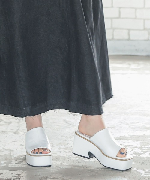 KOBE LETTUCE（コウベレタス）の「スクエアトゥプラットフォーム厚底サボサンダル（サンダル・レディース・ホワイト/ブラック/ベージュ系その他・M/LL/L/S）」の2枚目の写真