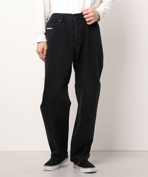DIESEL(ディーゼル)の「FW21 メンズ デニムパンツ ストレート ブラック BCI サステナブル(デニムパンツ・メンズ・ブラック・32inch/30inch/28inch/34inch/36inch/26inch)」の4枚目の写真
