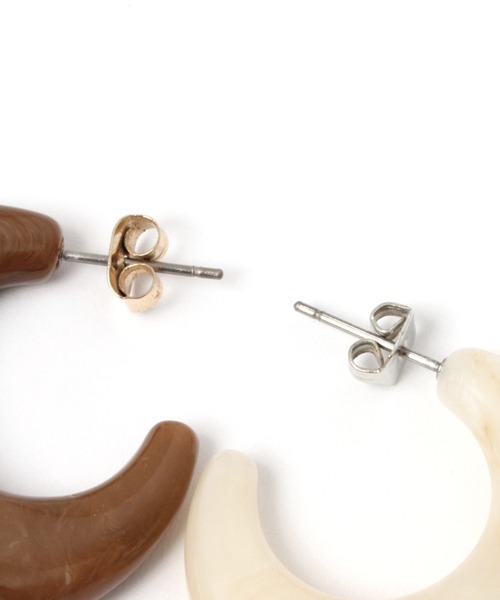 LAKOLE（ラコレ）の「立体カラーピアス / 218575（ピアス（両耳用）・レディース・ブラウン/アイボリー・FREE）」の4枚目の写真