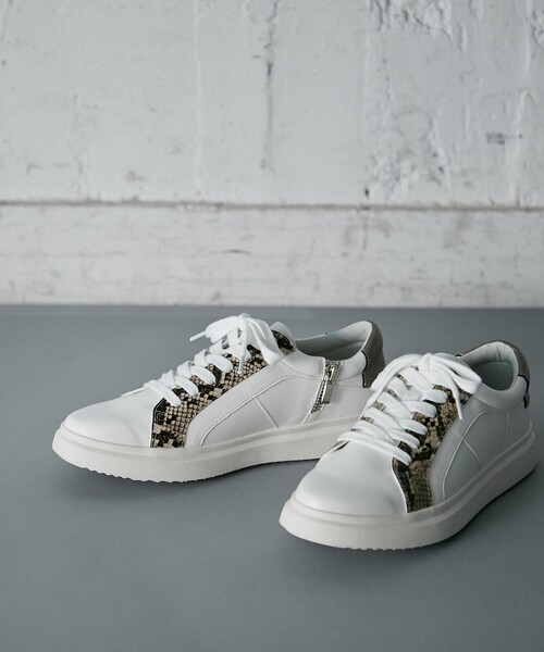 INDIVI(インディヴィ)の「◆【otonaMUSE 1月号掲載商品】バイカラーZIPスニーカー(スニーカー・レディース・ホワイト/ブラック/ブルー・35/45/25)」の6枚目の写真