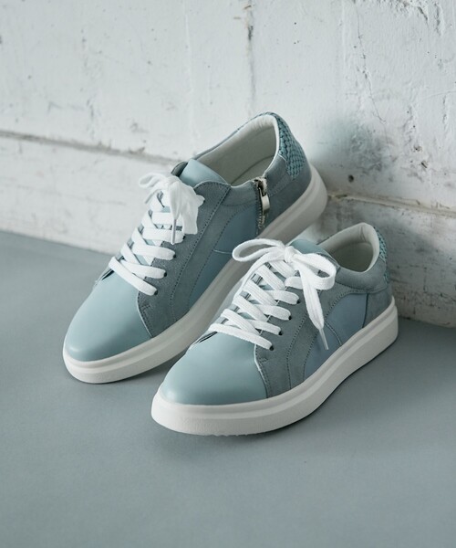 INDIVI(インディヴィ)の「◆【otonaMUSE 1月号掲載商品】バイカラーZIPスニーカー(スニーカー・レディース・ホワイト/ブラック/ブルー・35/45/25)」の4枚目の写真