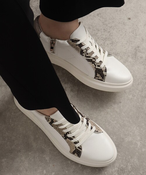 INDIVI(インディヴィ)の「◆【otonaMUSE 1月号掲載商品】バイカラーZIPスニーカー(スニーカー・レディース・ホワイト/ブラック/ブルー・35/45/25)」の8枚目の写真