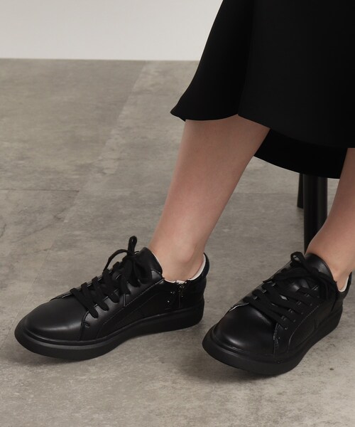 INDIVI(インディヴィ)の「◆【otonaMUSE 1月号掲載商品】バイカラーZIPスニーカー(スニーカー・レディース・ホワイト/ブラック/ブルー・35/45/25)」の16枚目の写真