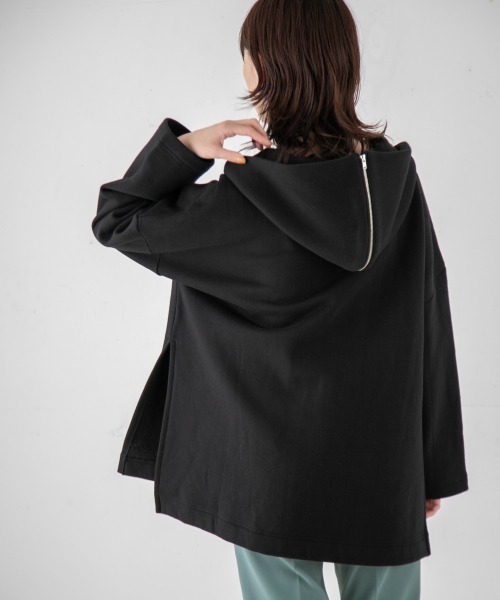 yuw（ユウ）の「ZIPUP PONCHO　239258（スウェット・レディース・ブラック/ベージュ/グリーン・FREE）」の2枚目の写真