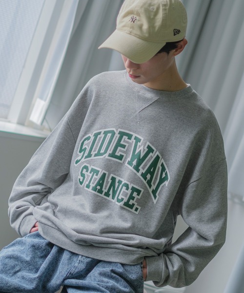 SIDEWAY STANCE（サイドウェイスタンス）の「【SIDEWAY STANCE】カレッジロゴ オーバーサイズ スウェット トレーナー（スウェット・メンズ・オフホワイト/ブラック/ブルーグレー/杢グレー/カーキ・MEDIUM/X-LARGE/LARGE）」の4枚目の写真
