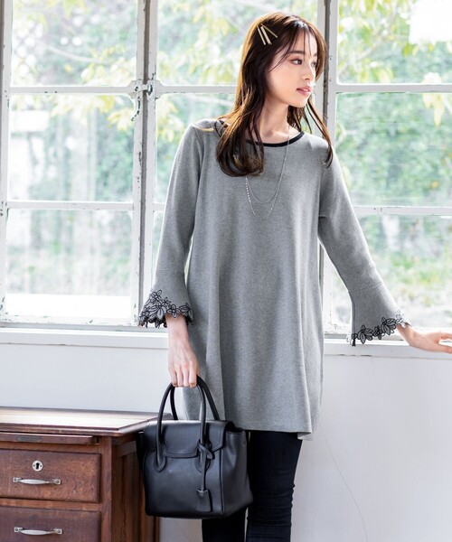 Tiaclasse(ティアクラッセ)の「【洗える】体型カバーも叶うフレア刺繍袖ニットチュニック(チュニック・レディース・ネイビー/グレー/ブルー/モカ・M/L)」の1枚目の写真