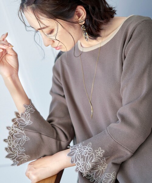 Tiaclasse(ティアクラッセ)の「【洗える】体型カバーも叶うフレア刺繍袖ニットチュニック(チュニック・レディース・ネイビー/グレー/ブルー/モカ・M/L)」の7枚目の写真