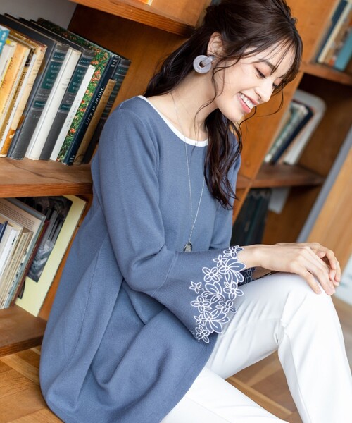 Tiaclasse(ティアクラッセ)の「【洗える】体型カバーも叶うフレア刺繍袖ニットチュニック(チュニック・レディース・ネイビー/グレー/ブルー/モカ・M/L)」の20枚目の写真