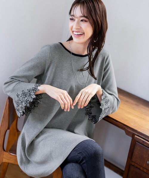 Tiaclasse(ティアクラッセ)の「【洗える】体型カバーも叶うフレア刺繍袖ニットチュニック(チュニック・レディース・ネイビー/グレー/ブルー/モカ・M/L)」の22枚目の写真