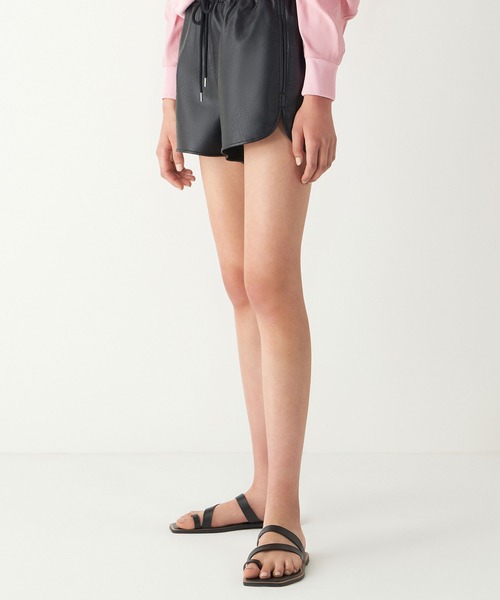 CHARLES & KEITH(チャールズ & キース)の「トゥリング ストラッピースライドサンダル / Toe Ring Strappy Slide Sandals(サンダル・レディース・ブラック/オフホワイト/ライム・22.5cm/23cm/23.5cm/24.5cm/25cm/25.5cm)」の17枚目の写真