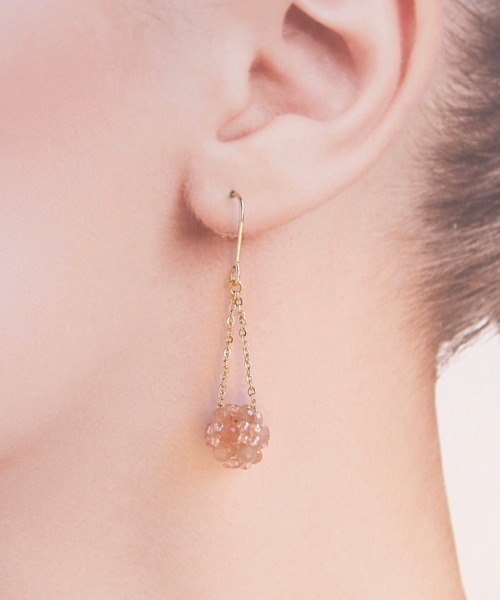 tone(トーン)の「【SPICY COLORS】天然石ボールのそよ風ピアス【14kgf】(ピアス(両耳用)・レディース・ライトブルー/ピンク/オレンジ/ブルー・FREE)」の8枚目の写真