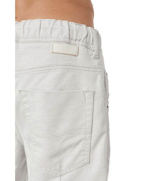 DIESEL(ディーゼル)の「DIESEL SS22 メンズ ショートパンツ ジョグジーンズ サステナブル(デニムパンツ・メンズ・ホワイト・32inch/28inch/26inch/36inch/30inch/34inch)」の4枚目の写真