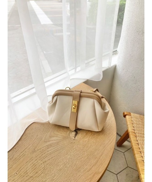 florist(フローリスト)の「【2WAY】配色レザーのがま口ハンドバッグ/ショルダーバッグ(ショルダーバッグ・レディース・オフホワイト/ベージュ/ブラック・FREE)」の2枚目の写真