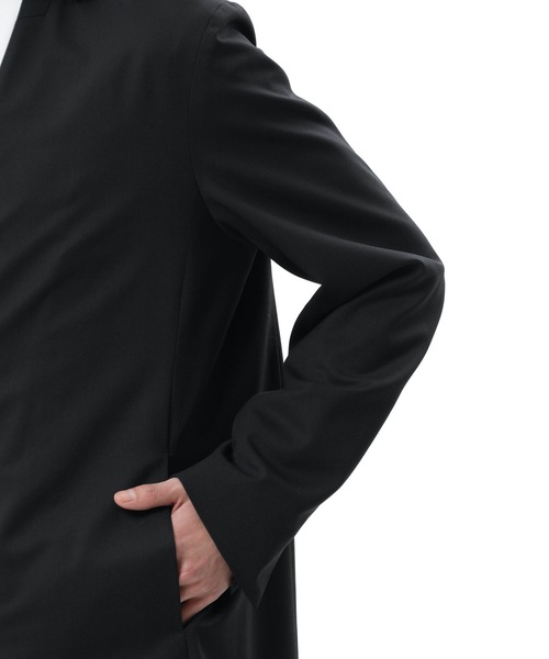 ATTACHMENT（アタッチメント）の「WO/PEストレッチ ギャバジン カラーレスロングジャケット/  WO/PE STRETCH GABARDINE COLLARLESS LONG JACKET（ノーカラーコート・メンズ・ブラック/ベージュ・1/2/3）」の8枚目の写真