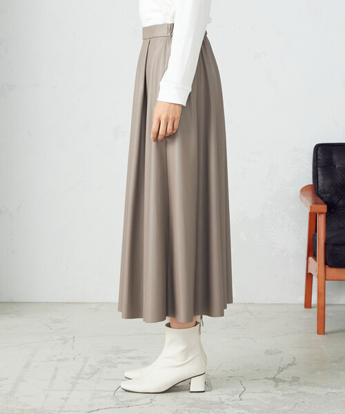 COMME CA ISM（コムサイズム）の「フェイクレザー　タックフレアースカート（スカート・レディース・ブラック/ピンク/モカ・MEDIUM/LARGE）」の13枚目の写真