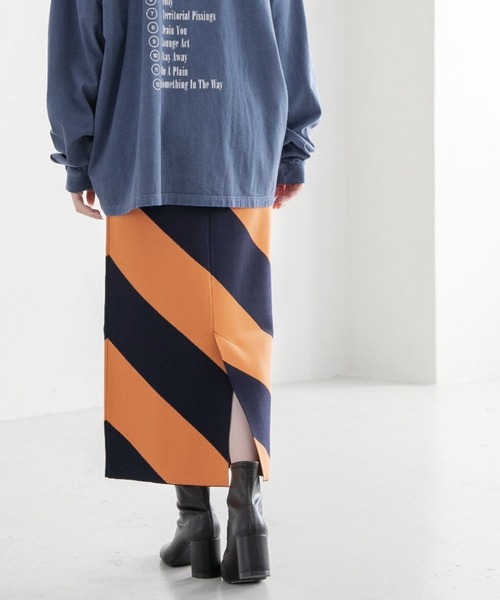 yuw（ユウ）の「バイアスボーダーニットタイトスカート　178503（スカート・レディース・ブラック/ネイビー/グリーン・FREE）」の3枚目の写真