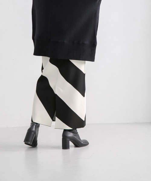 yuw（ユウ）の「バイアスボーダーニットタイトスカート　178503（スカート・レディース・ブラック/ネイビー/グリーン・FREE）」の6枚目の写真