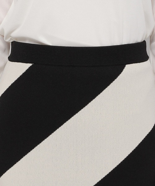 yuw（ユウ）の「バイアスボーダーニットタイトスカート　178503（スカート・レディース・ブラック/ネイビー/グリーン・FREE）」の5枚目の写真