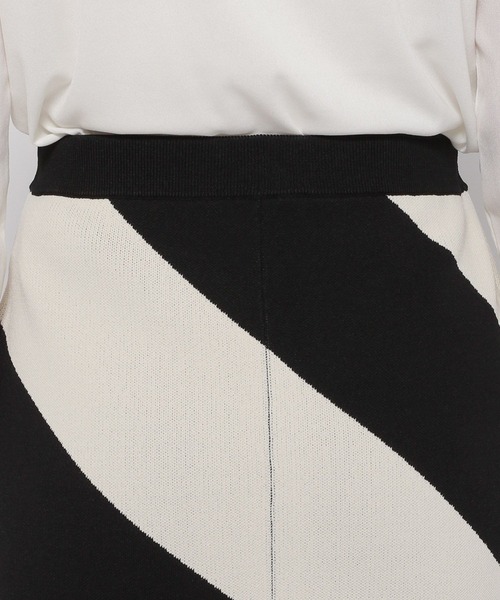 yuw（ユウ）の「バイアスボーダーニットタイトスカート　178503（スカート・レディース・ブラック/ネイビー/グリーン・FREE）」の14枚目の写真