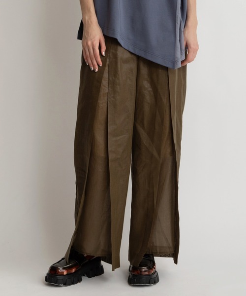 AULA AILA(アウラアイラ)の「スリットレイヤードパンツ(その他パンツ・レディース・オフホワイト/ブラック/カーキ・0/1)」の3枚目の写真