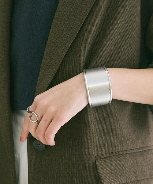 KBF(ケイビーエフ)の「ワイドメタルバングル(ブレスレット・レディース・シルバー/ゴールド・ONE)」の2枚目の写真