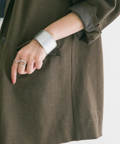 KBF(ケイビーエフ)の「ワイドメタルバングル(ブレスレット・レディース・シルバー/ゴールド・ONE)」の4枚目の写真