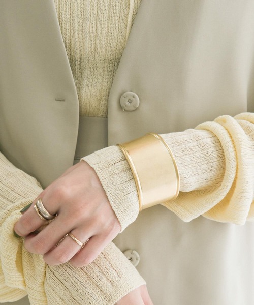 KBF(ケイビーエフ)の「ワイドメタルバングル(ブレスレット・レディース・シルバー/ゴールド・ONE)」の5枚目の写真